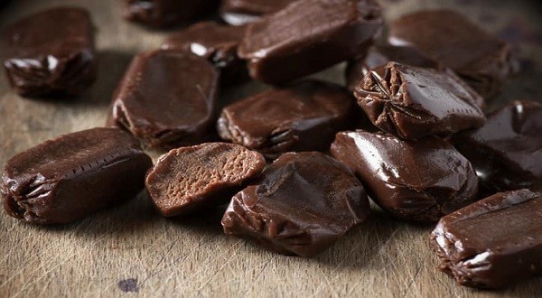 مسليات طوفي الشوكولاطة مع الكريمة الحلوة وجوز الهند