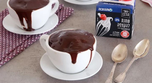 كعكة شوكولاطة داخل أكواب مع شراب الشوكولاطة الساخنة