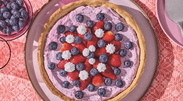 تارت جبنة وفواكه الغابة الحمراء