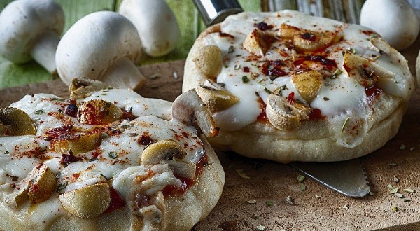 بيتسا من الخبز العربي مع جبنة 