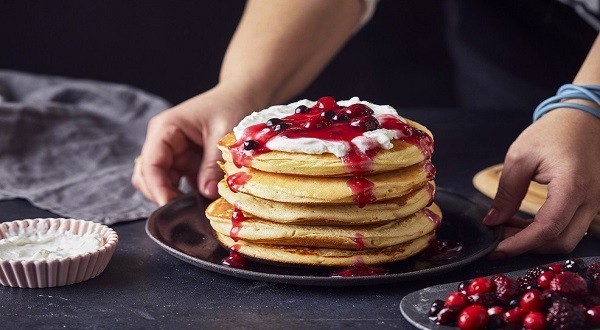 بانكيك كعكة الجبنة والفواكه البرية