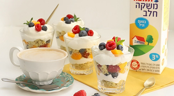 تحلاية كؤوس مع كريم ڤانيل، كرامبل وفواكه طازجة