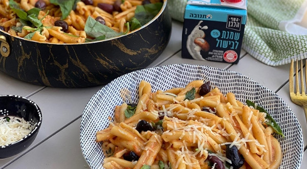 معكرونة بصلصة روزيه