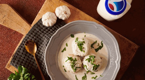 كبة الزبدة واللحمة بشوربة اليوغورت والنعنع