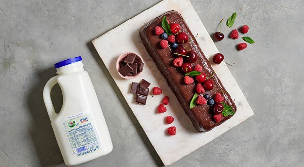 كعكة بوظة يوغورت بطريقة كعكة الغابة السوداء