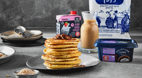 فطائر جبنة حلوة مع صلصة كراميل وجوز الهند محمص