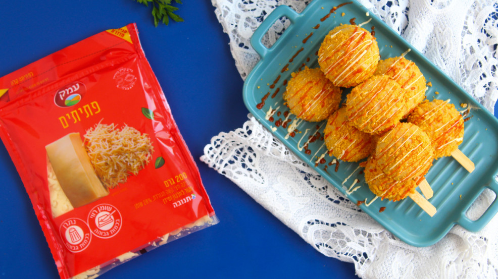 أسياخ صغيرة مقرمشة من العجينة بحشوة جبنة 