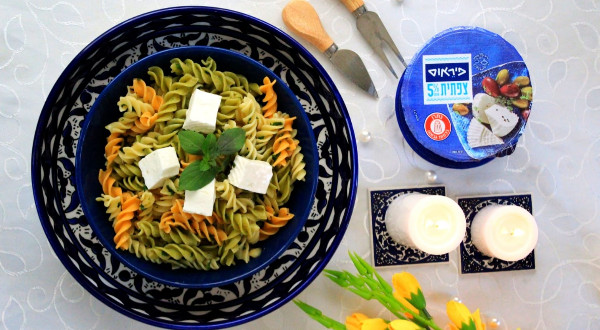 معكرونة مع صلصة ثوم ريحان