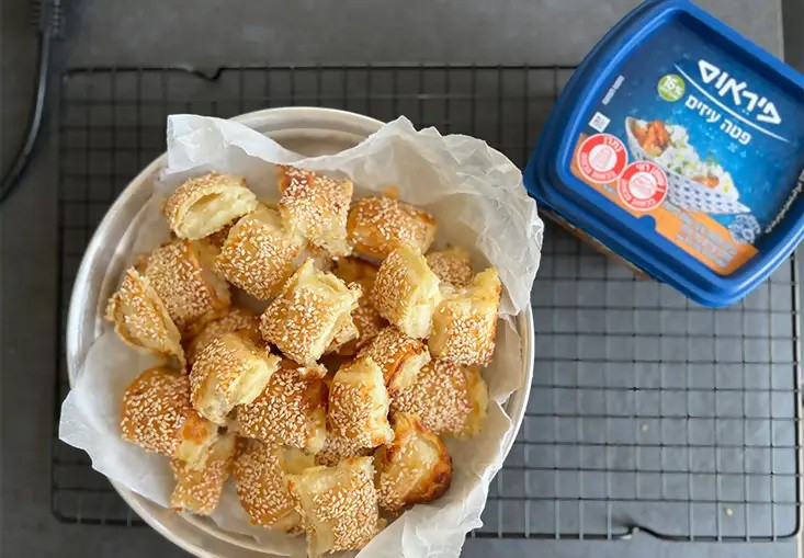 قطع بوريكس صغيرة محشوّة بالأجبان 