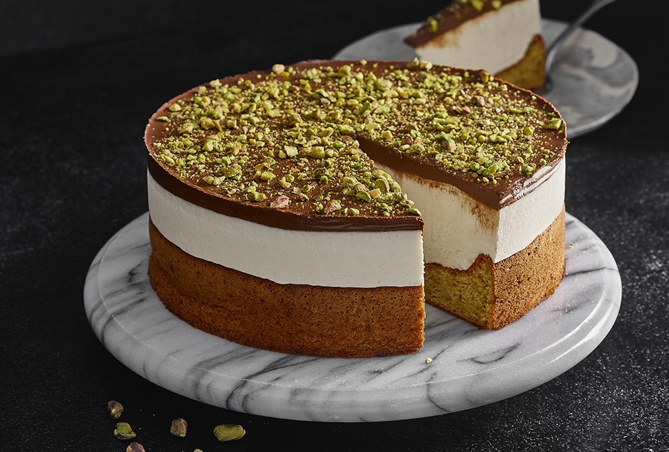 كعكة جبنة مع قاعدة فستق محشوّة بالشوكلاتة