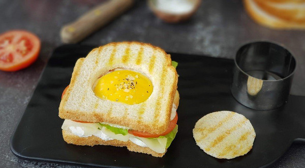 ساندويتش مع عيمك وبيضة عين